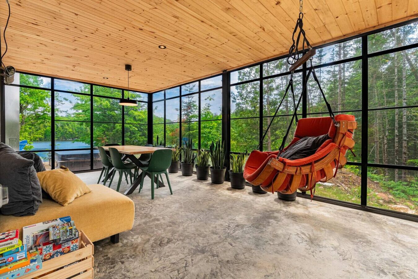 Televisie, een open haard en een stereo