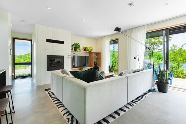 TV, fireplace, stereo