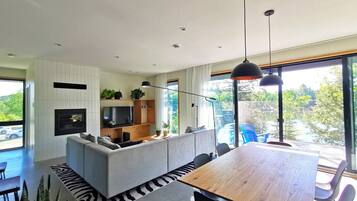 Una televisión, una chimenea, un reproductor estéreo