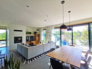 تلفزيون، مدفأة، ستيريو