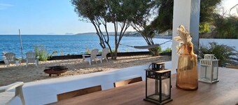Stunning beachfront villa for 16 people!