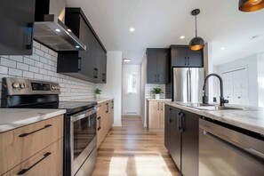 Fridge, microwave, oven, dishwasher - Scandinavian chalet | SPA and Pool Table | Le 70 (Lanaudière)
