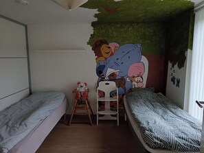 3 bedrooms, iron/ironing board, WiFi, bed sheets