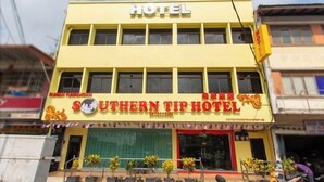 A two-story building with a sign reading "Southern Tip Hotel". - Southern TIP Hotel (Pontian District)