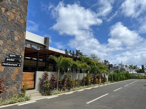 Exterior - Alea : Luxury 2 bedroom/bathroom apartment close to the beach (Aux canonniers)