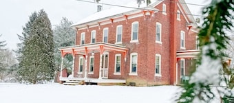 Spacious 5-bedroom house with AC, WiFi in charming West Milton