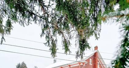 Spacious 5-bedroom house with AC, WiFi in charming West Milton