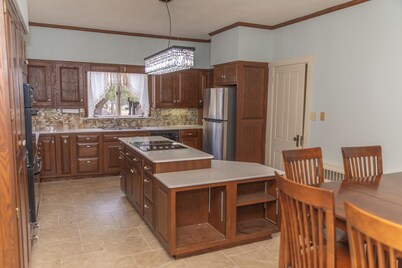 Spacious 5-bedroom house with AC, WiFi in charming West Milton