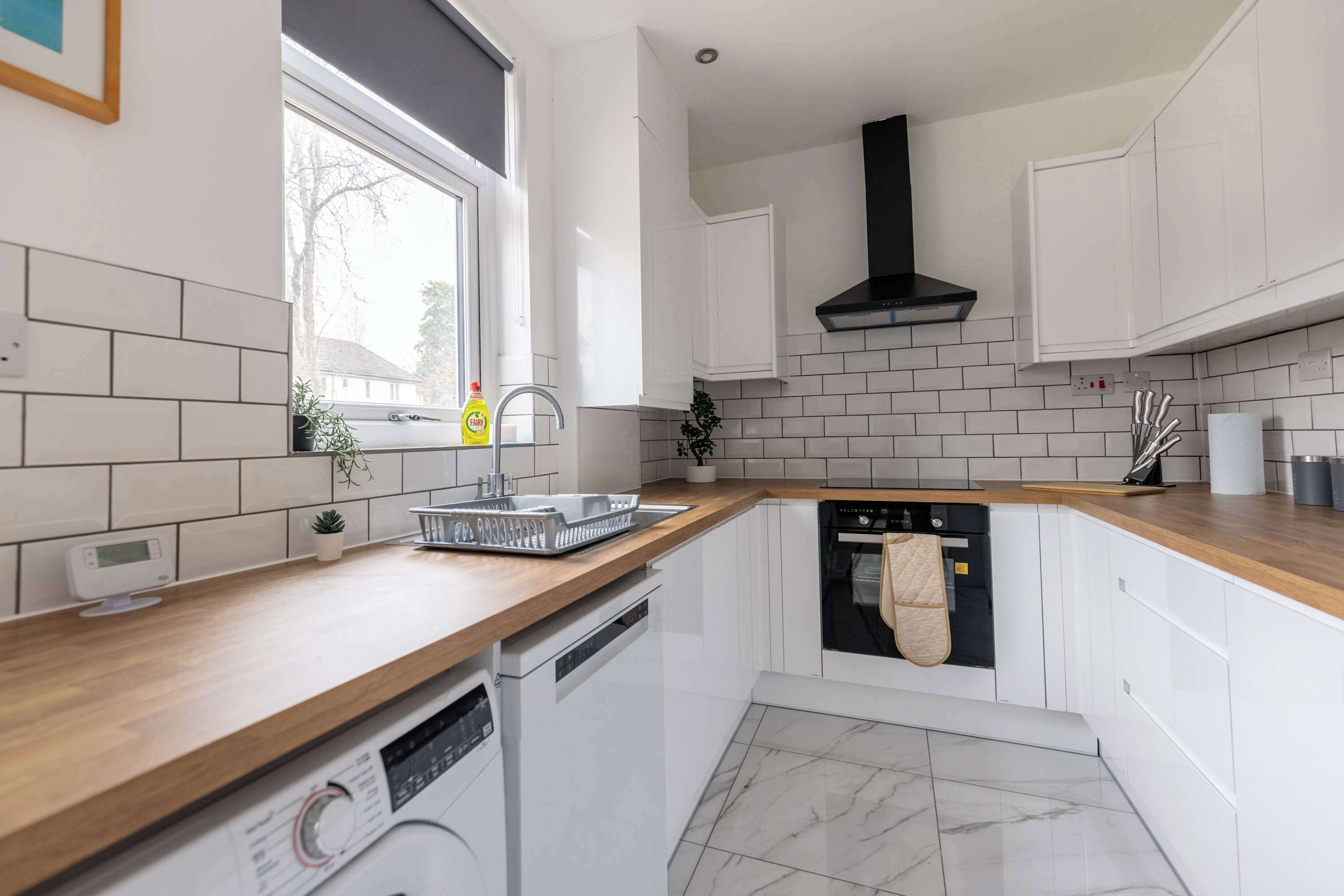 Kjøleskap, mikrobølgeovn, ovn og kokeplater