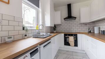 Kjøleskap, mikrobølgeovn, ovn og kokeplater