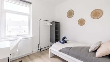 4 habitaciones, tabla de planchar con plancha, wifi y ropa de cama