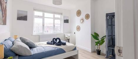 4 habitaciones, tabla de planchar con plancha, wifi y ropa de cama