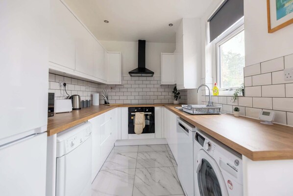 Refrigerador, microondas, horno y parrilla de estufa 