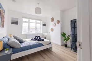 4 bedrooms, iron/ironing board, WiFi, bed sheets