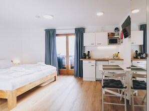 Basic lakás, erkély, kilátással a tóra | 1 hálószoba, sötétítőfüggöny, hangszigetelés és vasaló/vasalódeszka