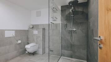 Basic-Apartment, Balkon, Seeblick | Badezimmer
