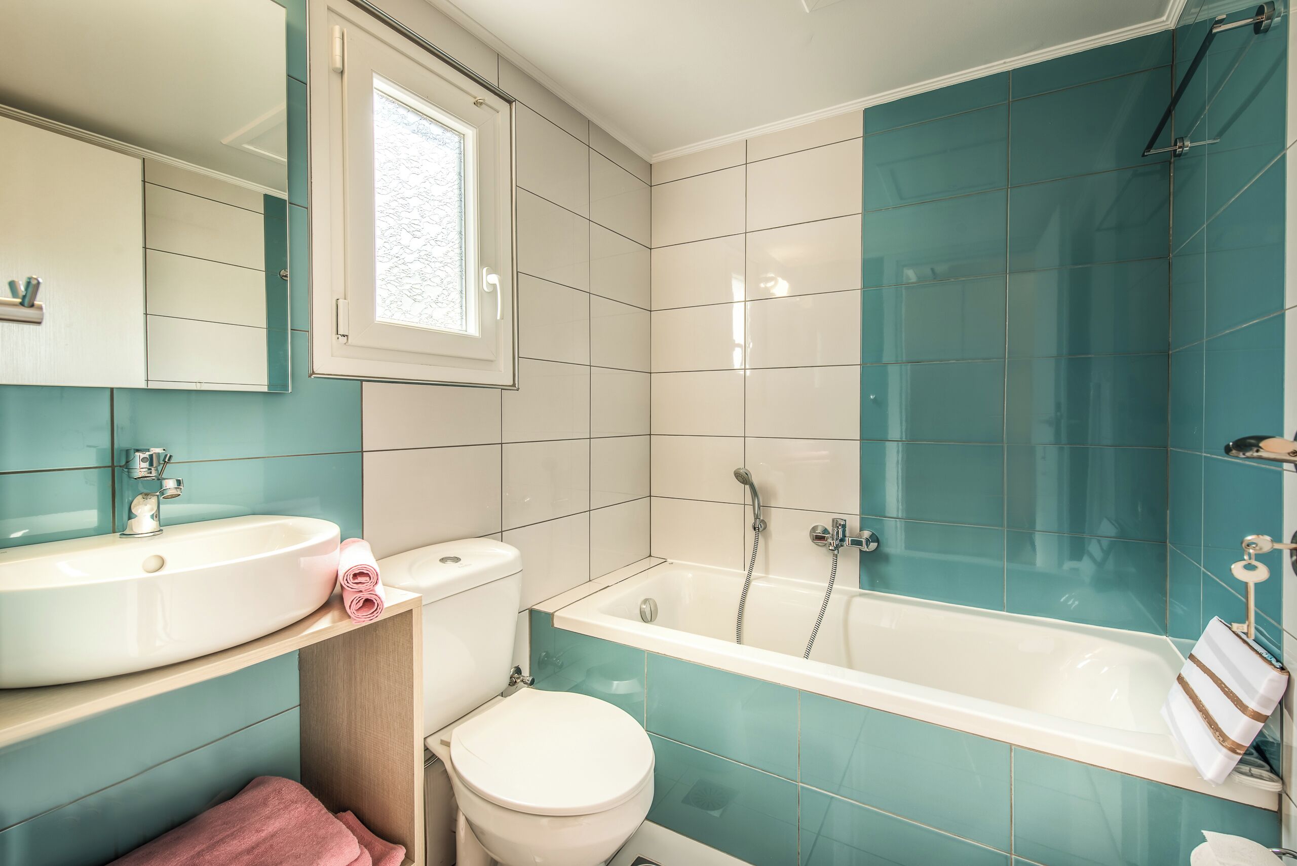 Un baño con lavamanos, inodoro y bañera.