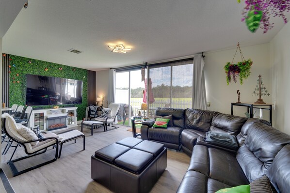 Apartment (3 Bedrooms) | Front of property - Pool + Patio: Family-friendly Townhome By Disney! (Davenport)