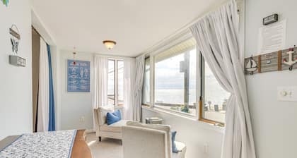Beachfront, Dog-friendly Milford Getaway w/ Yard!