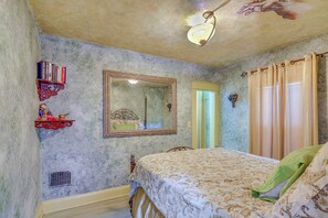 Interior - 3 Mi to Dtwn: Unique Toledo Retreat (Toledo)
