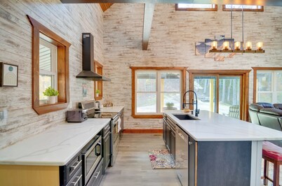 Hike & Climb: Pet-friendly Red River Gorge Cabin!