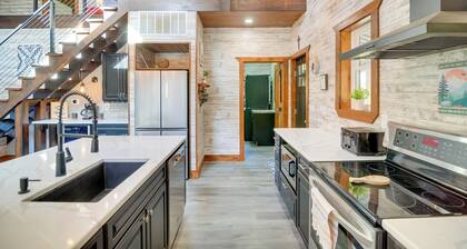 Hike & Climb: Pet-friendly Red River Gorge Cabin!