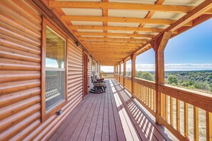 A wooden cabin with a covered porch and a view of the surrounding landscape. - 17 Mi to Tarleton State: Mtn-view Hideaway! (Stephenville)