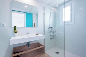 Shower, hair dryer, towels, soap - Cozy 1Bedroom Triple with Balcony and Side Sea View, AC, BBQ, Pool, Beach (Pineda de Mar)