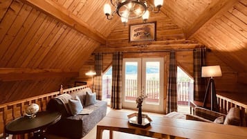 3 bedrooms, individually decorated, individually furnished, desk
