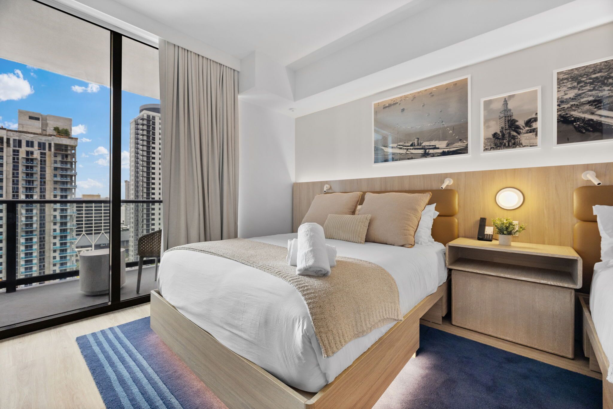 Escritorio, tabla de planchar con plancha, wifi y ropa de cama 