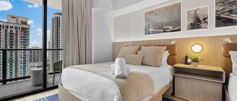 Escritorio, tabla de planchar con plancha, wifi y ropa de cama