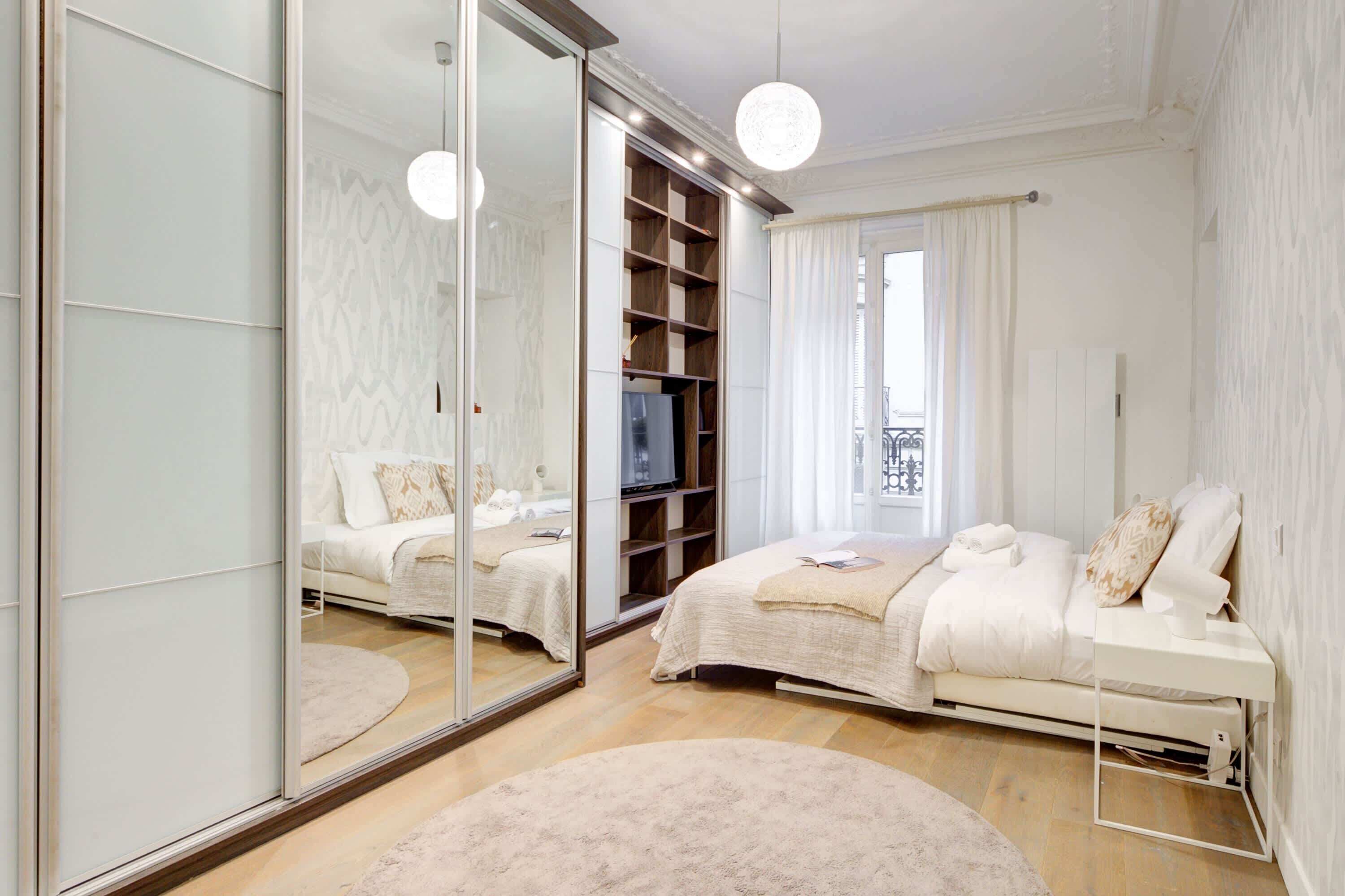 3 bedrooms, desk, iron/ironing board, travel crib