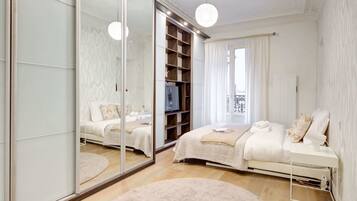 3 chambres, bureau, fer et planche Ă repasser, lit parapluie