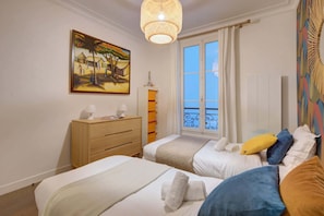 3 slaapkamers, een bureau, een strijkplank/strijkijzer, reisbedje
