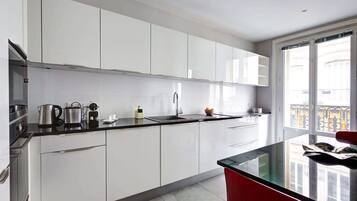 Réfrigérateur, micro-ondes, four, plaque de cuisson