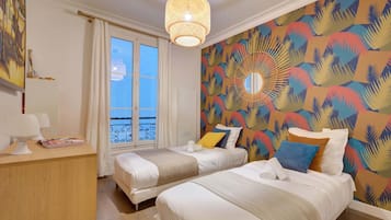 3 slaapkamers, een bureau, een strijkplank/strijkijzer, reisbedje