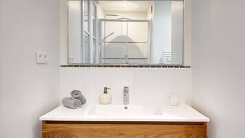 Douche, sĂšche-cheveux, serviettes fournies, savon