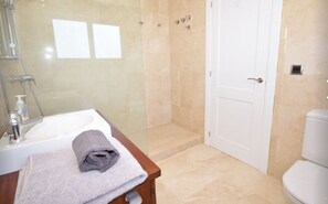 Shower, hair dryer, bidet, towels - Full airconditioned apartement in Platja D´Aro (CT)