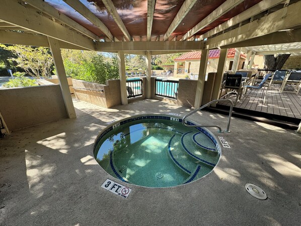 Pool - One bedroom Harbourside Villa in Shelter Cove Harbour - pool and spa (Hilton Head Island)