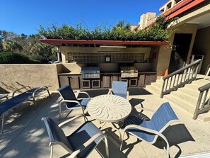 Outdoor dining - One bedroom Harbourside Villa in Shelter Cove Harbour - pool and spa (Hilton Head Island)