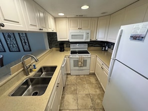Fridge, microwave, oven, stovetop - One bedroom Harbourside Villa in Shelter Cove Harbour - pool and spa (Hilton Head Island)