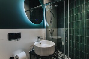 Estudio económico | Baño | Regadera, secadora de cabello, piso con calefacción, toallas 