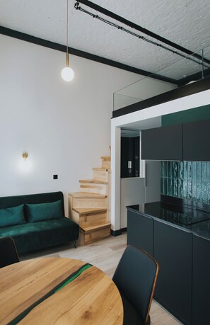 Màn/rèm cản sáng, bàn ủi/dụng cụ ủi quần áo 