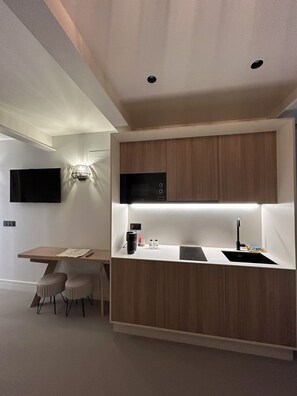 Superior Studio, 1 Bedroom, Balcony, Harbour View | Private kitchen