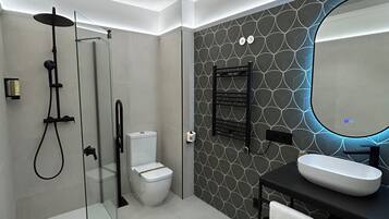 Superior Double Room, 1 Bedroom, City View | Bathroom | Hair dryer, towels, soap, shampoo