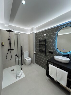 Superior Double Room, 1 Bedroom, City View | Bathroom | Hair dryer, towels, soap, shampoo - INTRAMUROS Quiet Apartments (Muros)
