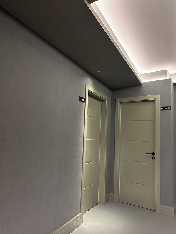 A hallway with two doors, one labeled '105' and the other 'Privado'. - INTRAMUROS Quiet Apartments (Muros)