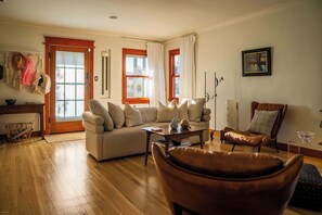 TV - Minutes from Beach | Designer Furnished + Patio (Los Angeles)