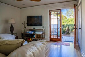 2 bedrooms, iron/ironing board, WiFi, bed sheets - Minutes from Beach | Designer Furnished + Patio (Los Angeles)
