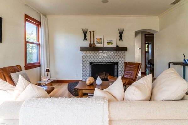 TV - Minutes from Beach | Designer Furnished + Patio (Los Angeles)